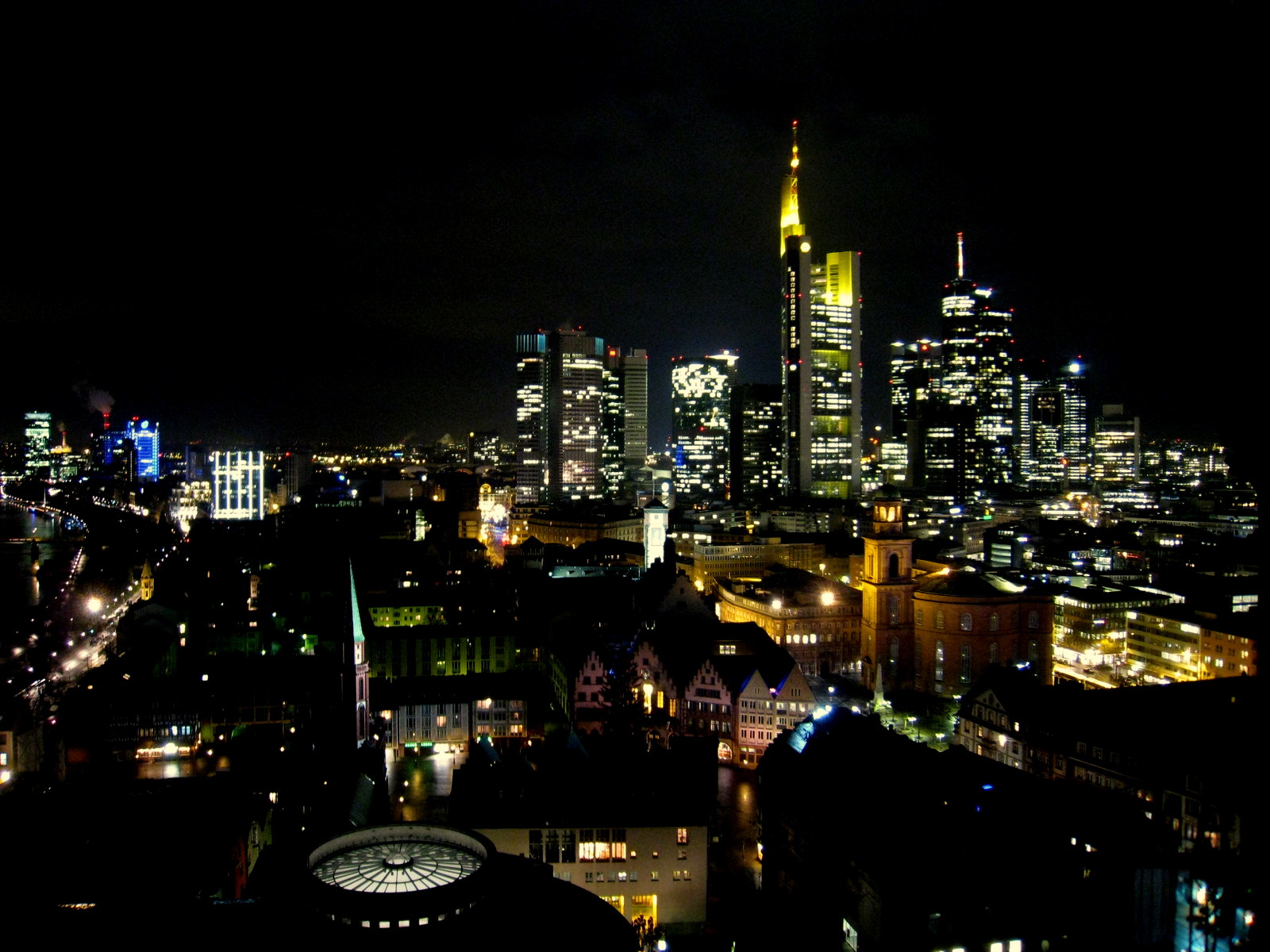 Die Frankfurter Skyline bei Nacht 