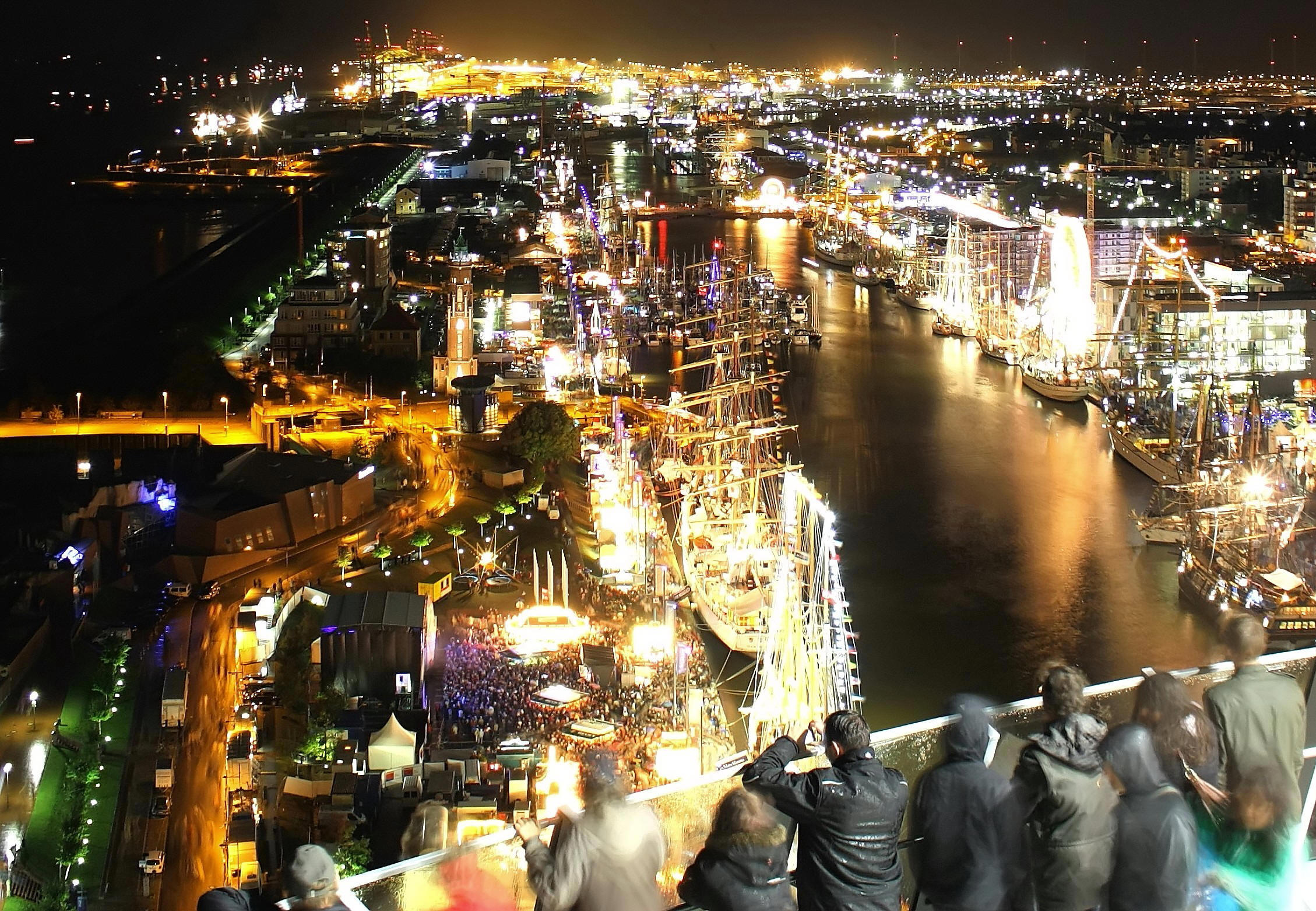 Eine Skyline bei Nacht